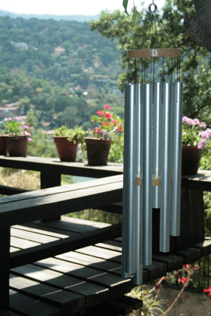 Haga que las campanas de viento sean una parte de la decoración de su